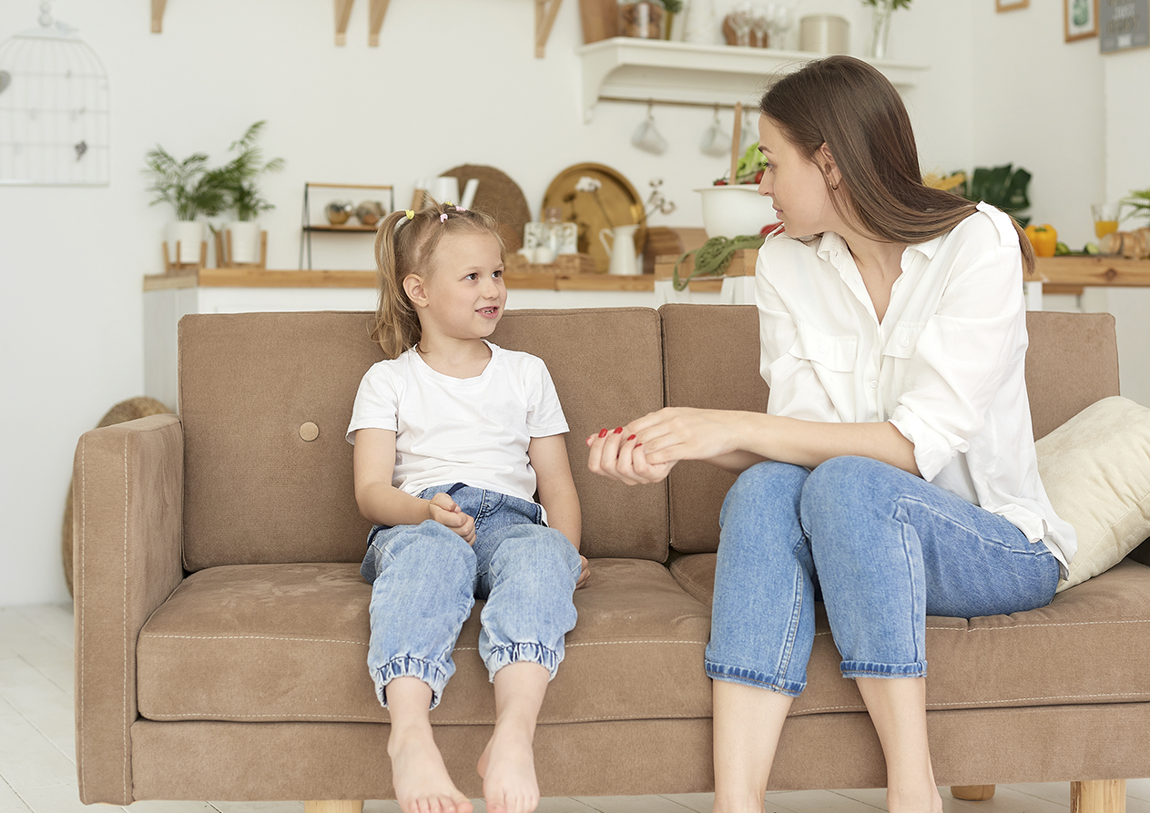 Madre enseñando empatia a su hija