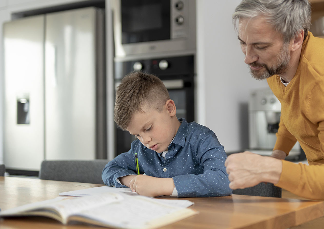 Niño aprendiendo como ser responsable