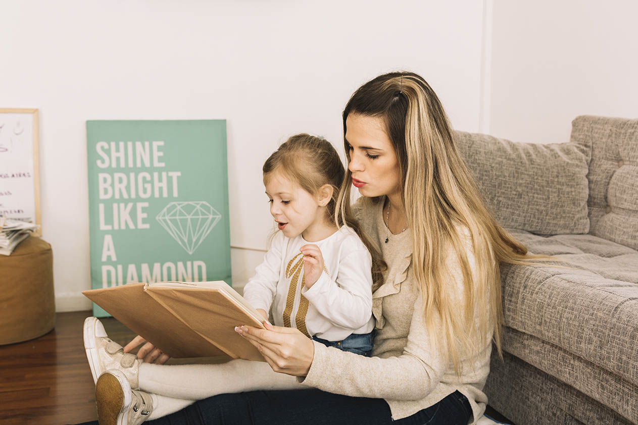 Niño aprendiendo a leer